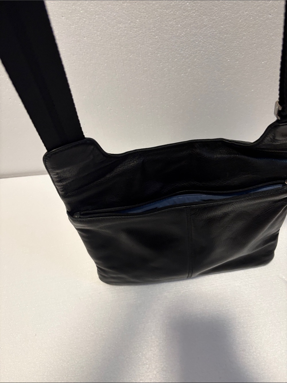 Tumi Black Leather Messenger Bag for Men - Picture 5 of 7